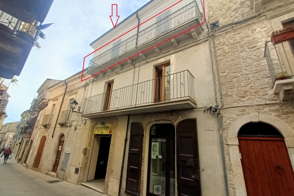 Centro storico, abitazione con terrazzo panoramico e cantina con soffitti a volta