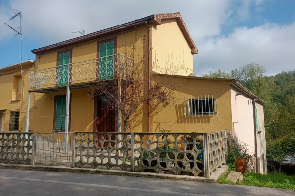Casa semi-indipendente con corte esclusiva, pertinenze e terreno