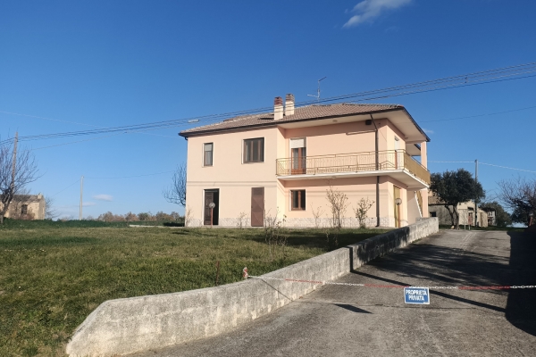 Casa indipendente con terreni